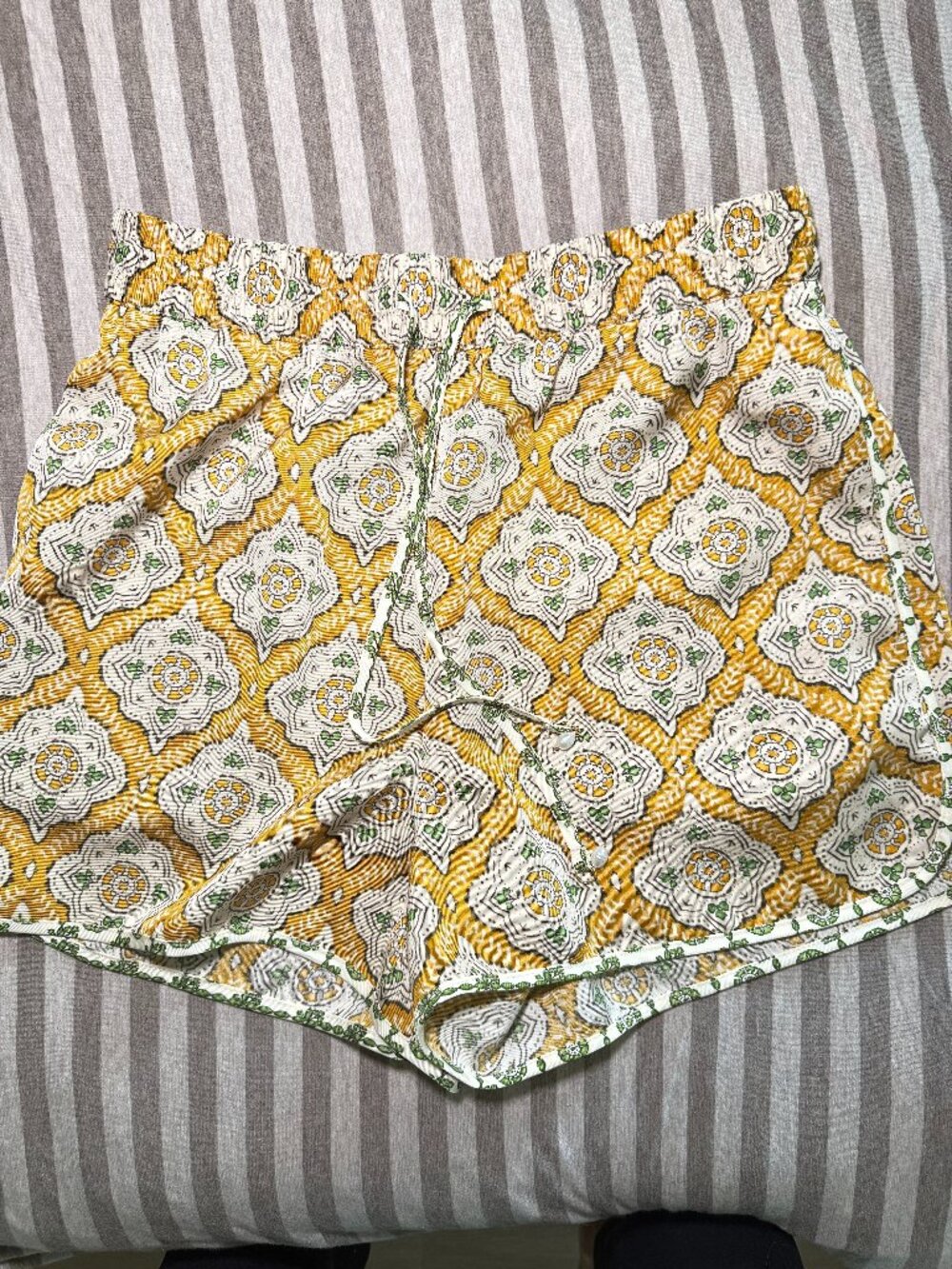 H&M Mustard Medallion Print Pull-On Shorts XS NWT